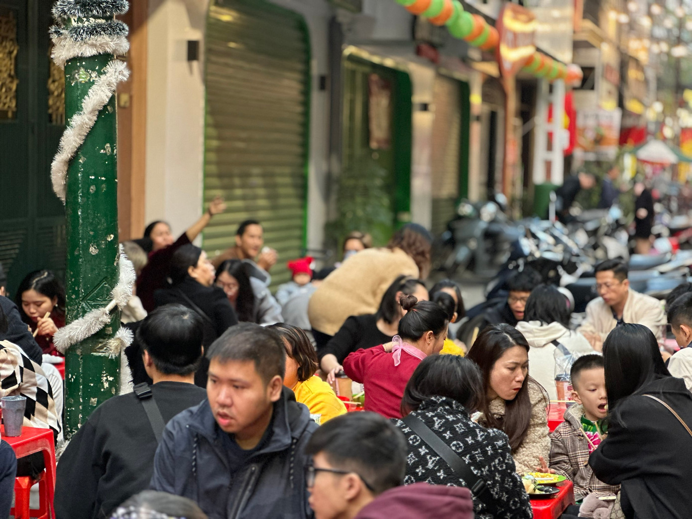 Đổi món, giải ngấy ngày Tết, nhiều thực khách chọn ăn phở cuốn, ùn ùn kéo về khu vực Ngũ Xã (Ba Đình, Hà Nội) để thưởng thức món ăn này.