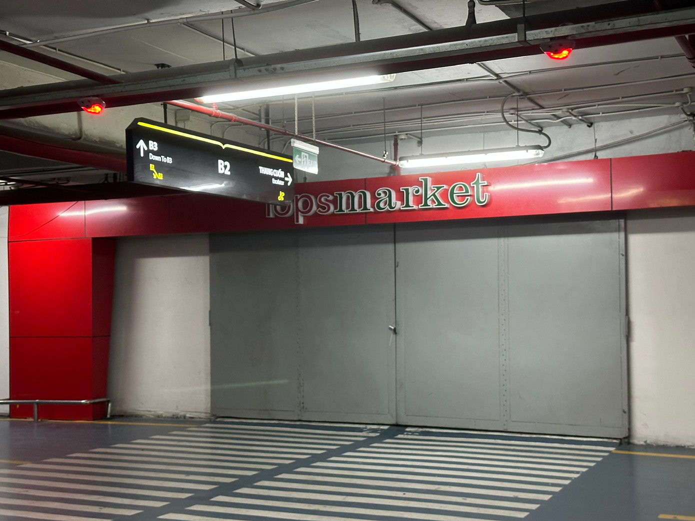 Ngày mùng 2 Tết, nhiều siêu thị chưa hoạt động trở lại. Topmarket sẽ mở cửa vào mùng 3 Tết, Winmart, Winmart+, Fuji Mart hoạt động trở lại vào mùng 4 Tết...