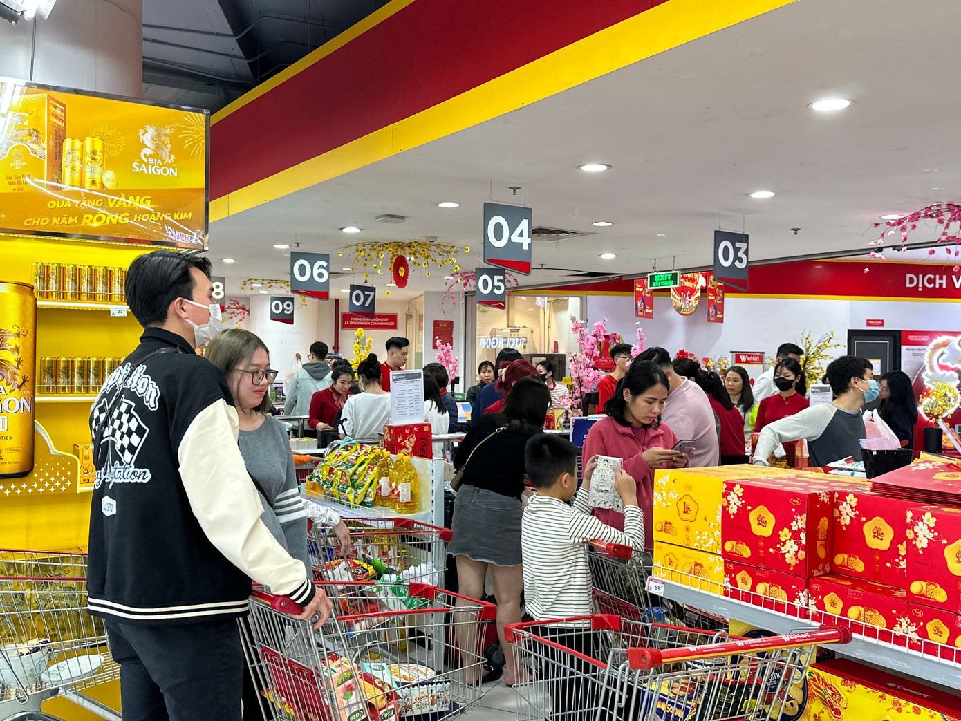 Toàn bộ quầy thanh toán hoạt động hết công suất nhưng khách vẫn phải xếp hàng chờ đợi.