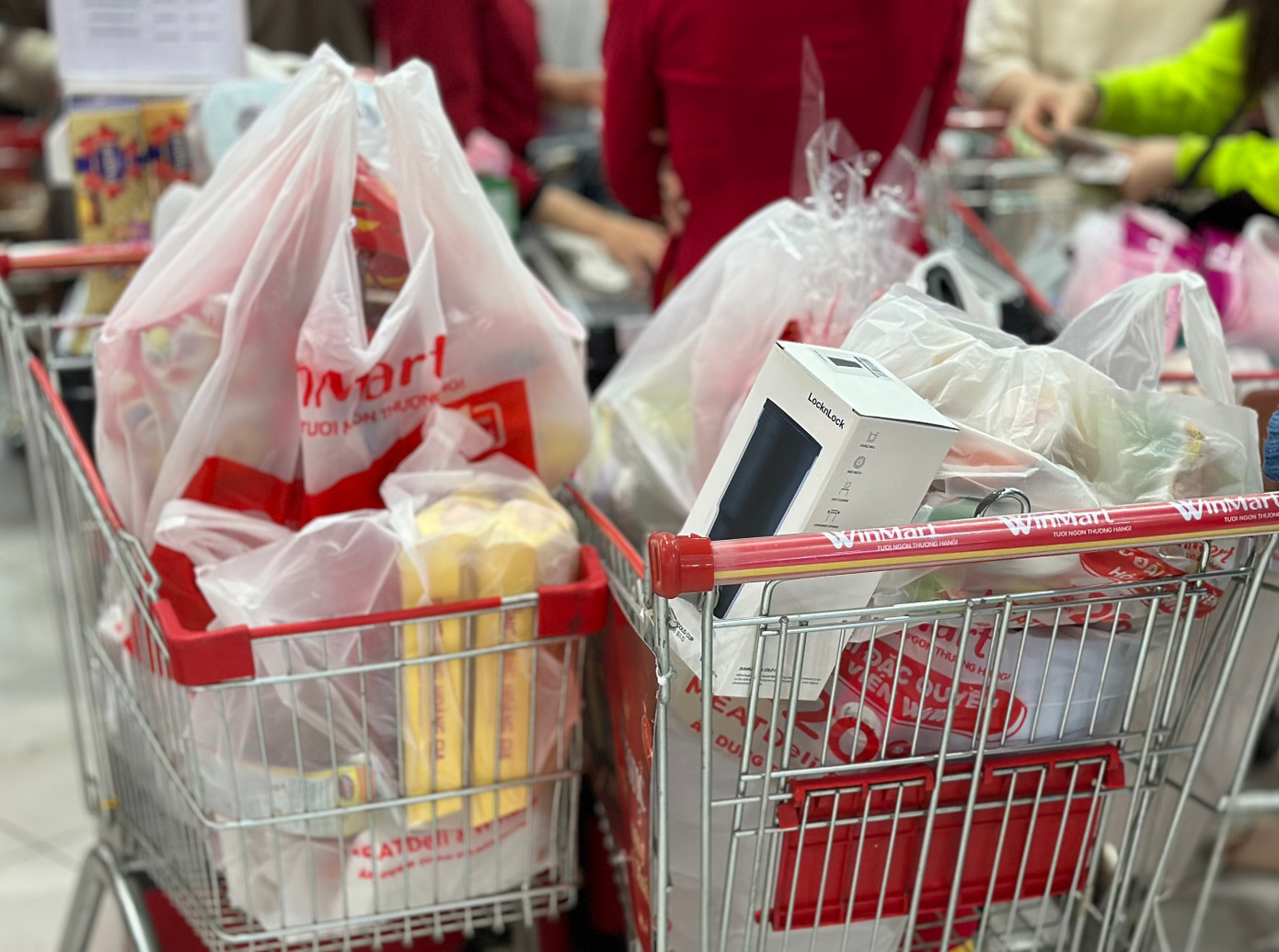 Khách mua hàng Tết chất đầy các xe đẩy.