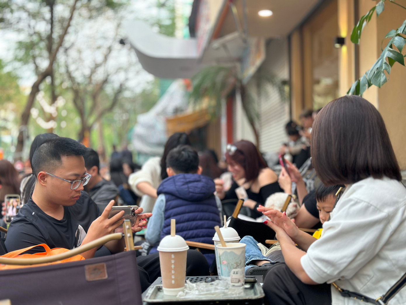 Các quán cafe tiếp cảnh đông đúc. Thời tiết thuận lợi dịp Tết, các quán có không gian ngoài trời hút khách.