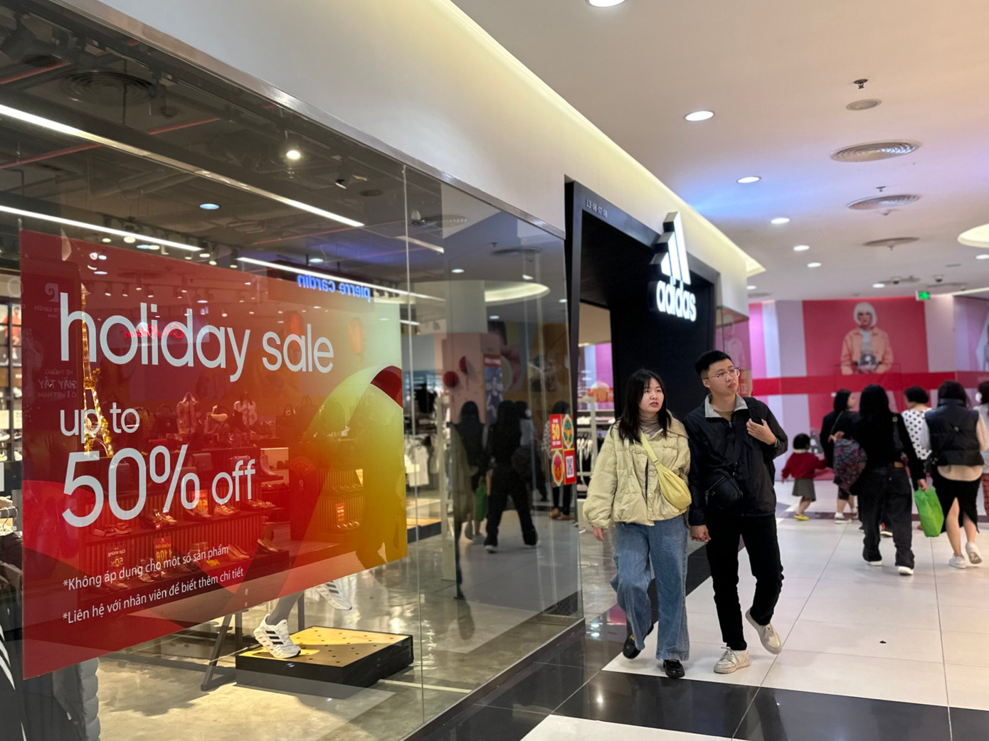Đối lập với không khí mua sắm sôi động của các cửa hàng bình dân, vỉa hè, trung tâm thương mại không ghi nhận tình trạng quá tải, đông đúc. Các nhãn hàng cũng triển khai nhiều chương trình ưu đãi, giảm giá tới 50% nhưng chưa mấy hút khách.