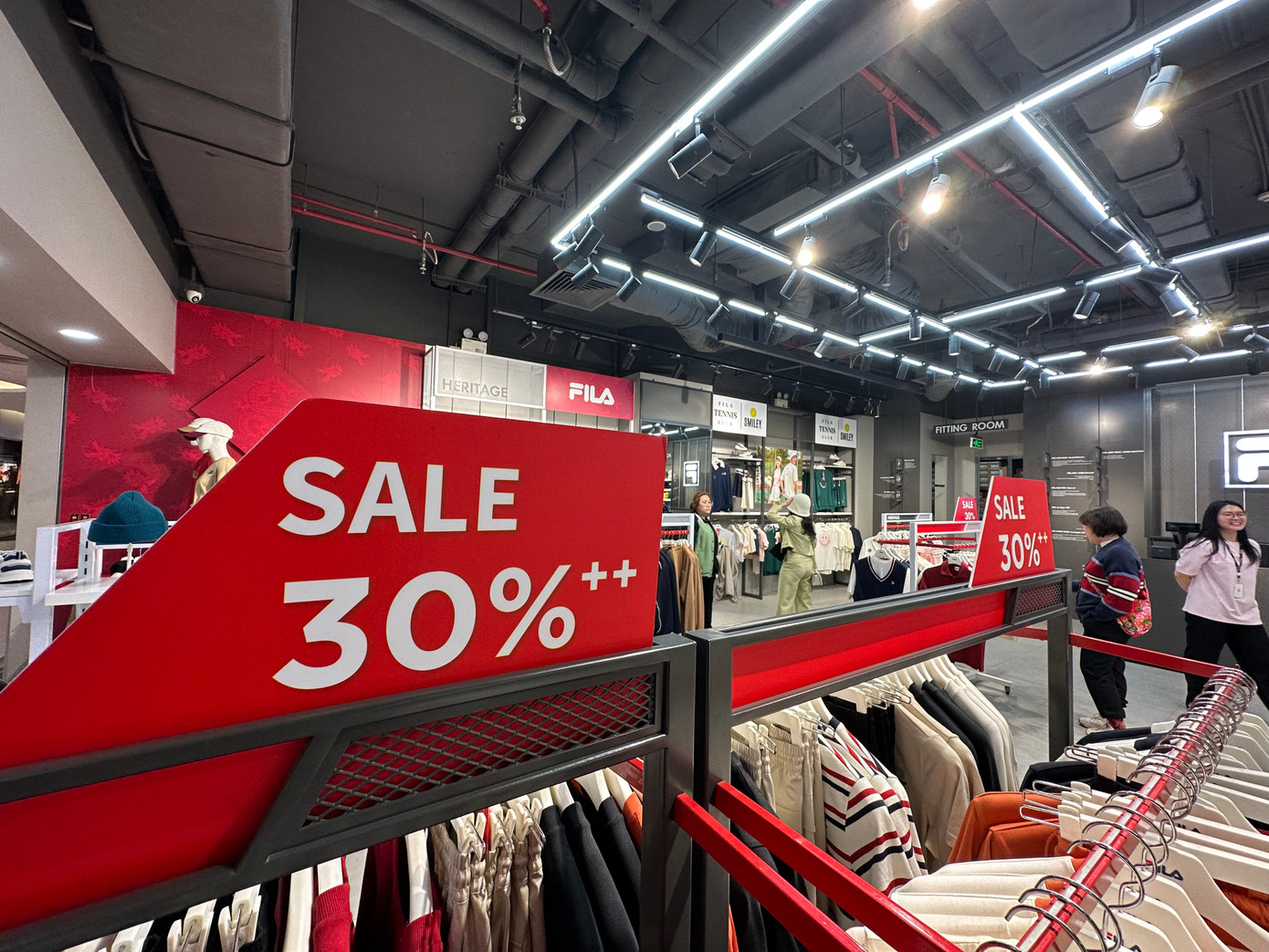 Mức giảm phổ biến từ 30-80%, hoặc mua 1 tặng 1, đồng giá. Chương trình giảm giá không chỉ áp dụng với các mẫu cũ, mà nhiều nơi còn "mạnh tay" sale cả hàng mới, nhưng với mức giảm nhẹ 10%, hoặc chỉ tặng bao lì xì, phiếu giảm giá cho lần kế tiếp.