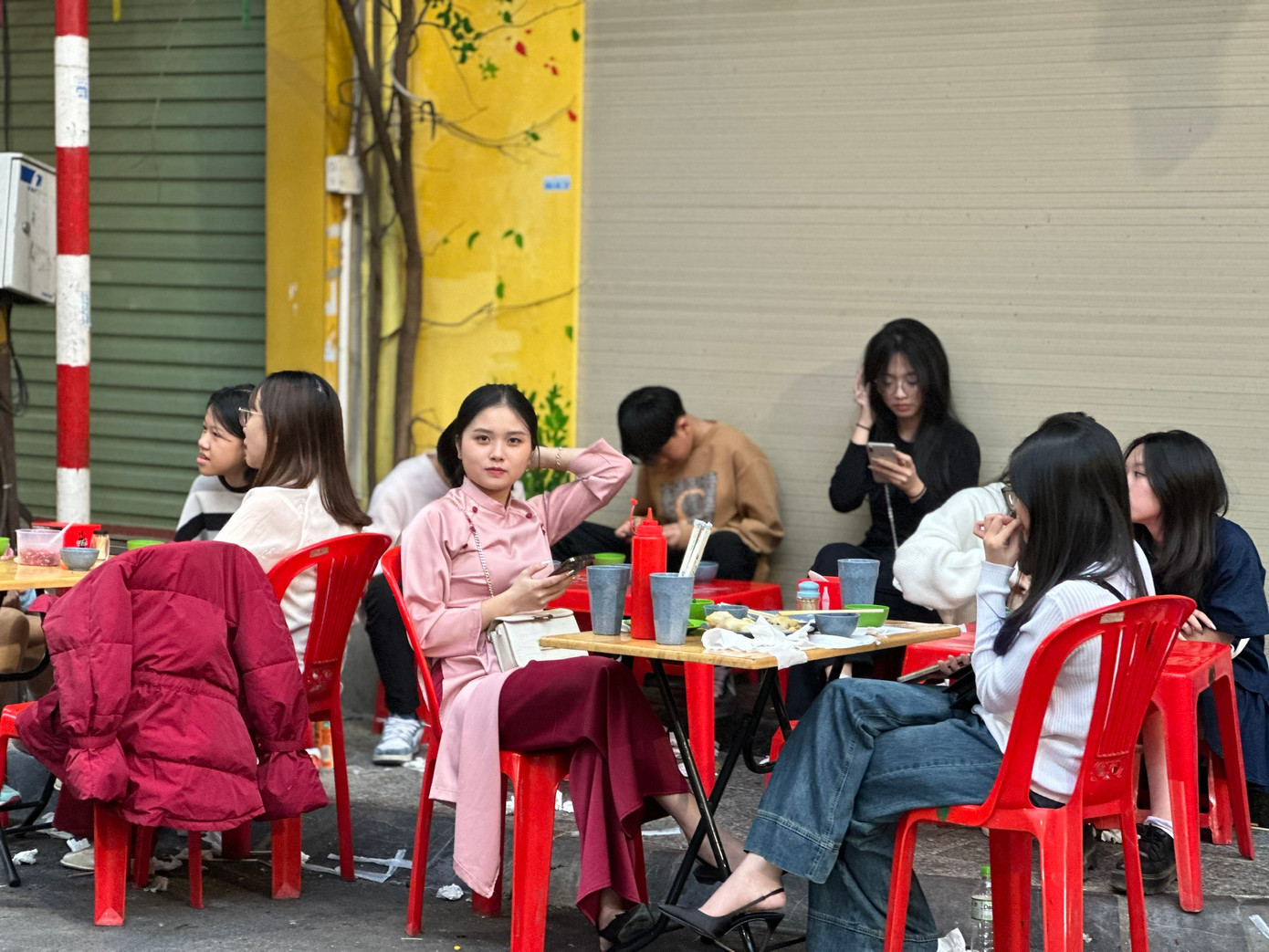 Không chỉ quán cafe, mà các hàng ăn uống, bún, phở cũng đặc biệt đắt khách dịp Tết.