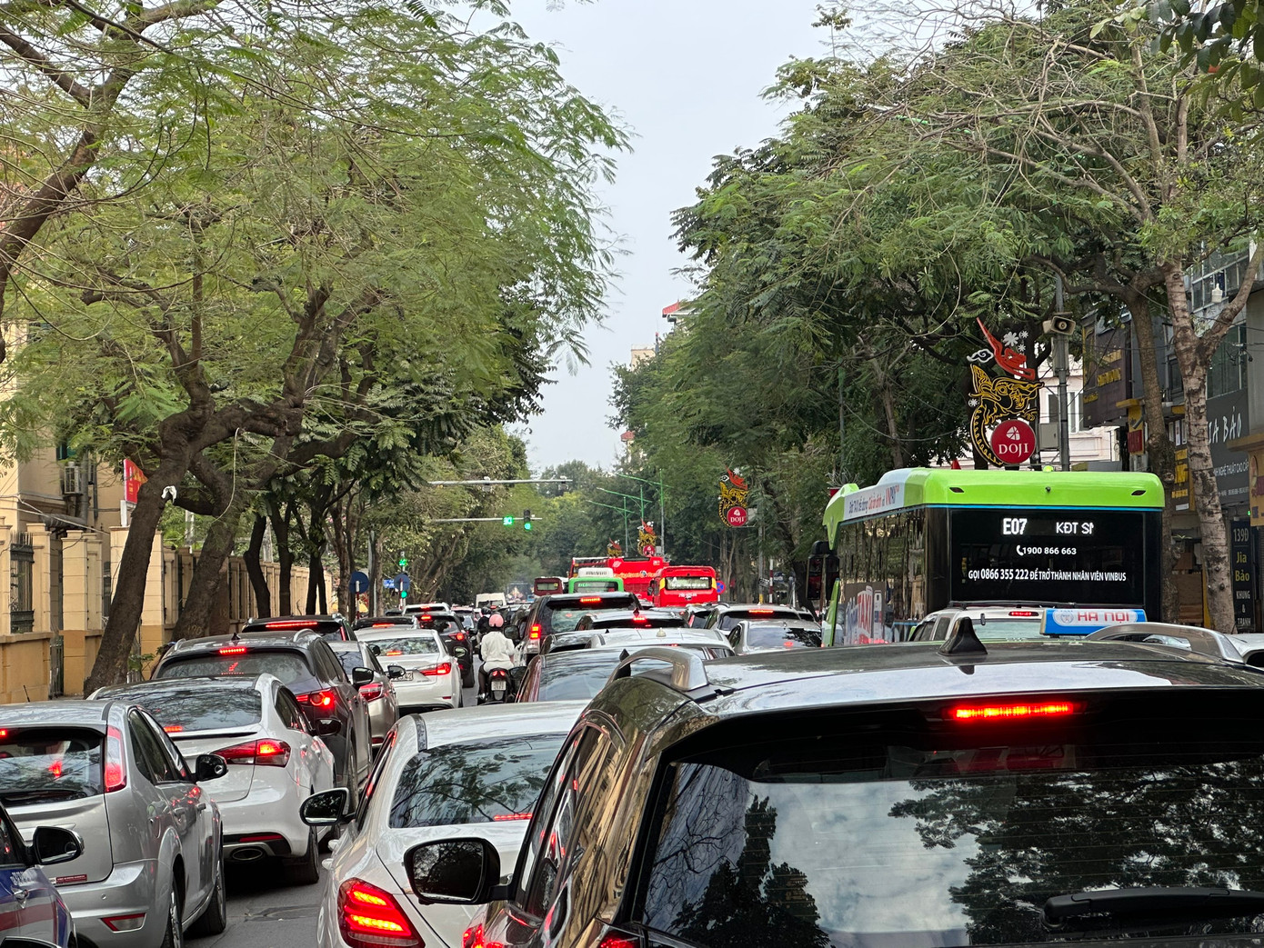 Thời tiết ấm ủng hộ cho các hoạt động vui chơi, tham quan ngoài trời. Lượng người đổ về khu vực trung tâm rất lớn, khiến nhiều tuyến phố rơi vào tình trạng ùn ứ, phương tiện di chuyển khó khăn.