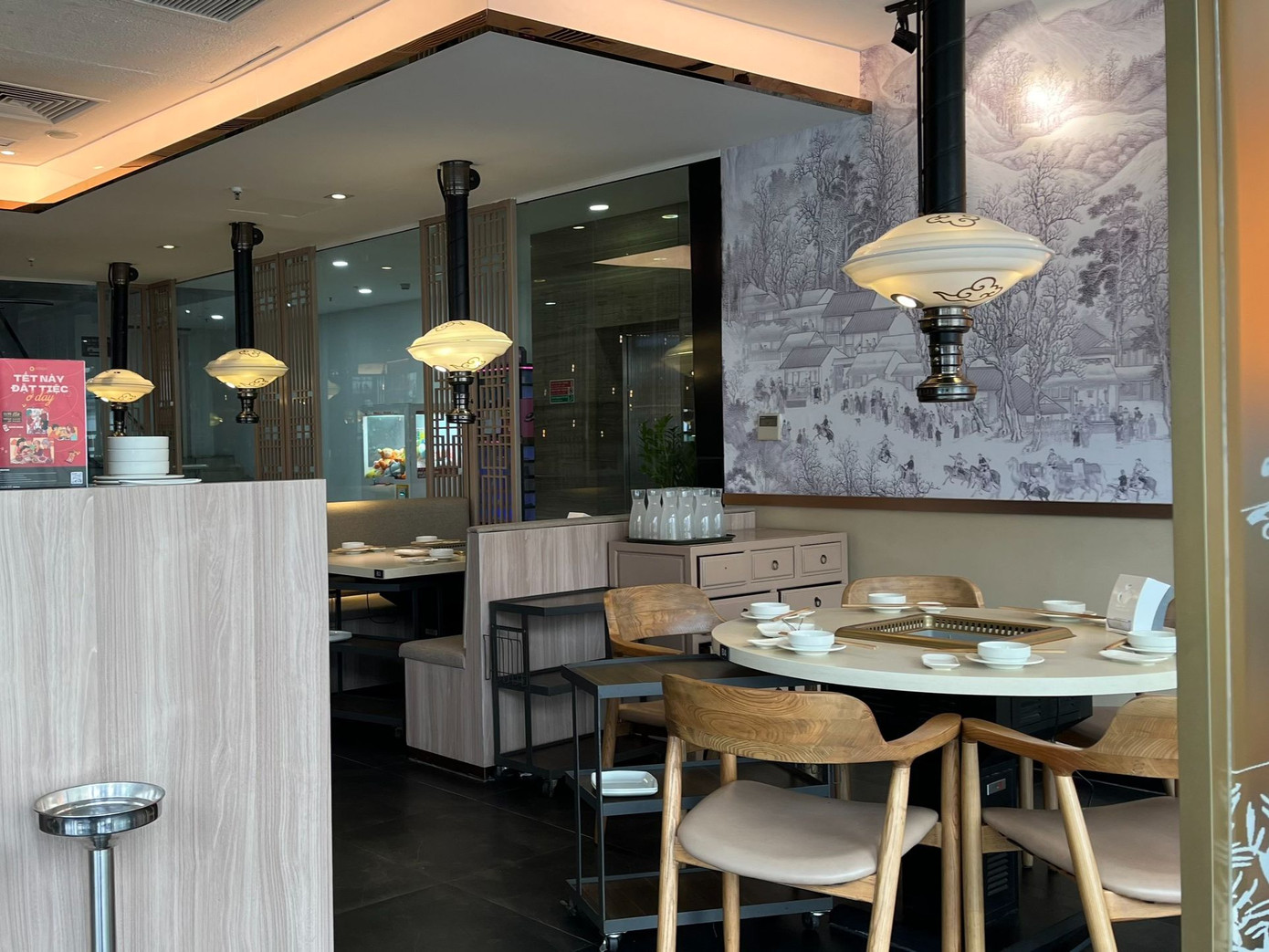 Nhà hàng trong trung tâm thương mại khác trên đường Lê Văn Lương cũng trong cảnh vắng khách. Nhiều chuỗi nhà hàng không áp dụng phụ thu dịp Tết, giữ nguyên giá ngày thường, thậm chí có thêm ưu đãi cho khách đặt bàn trước.