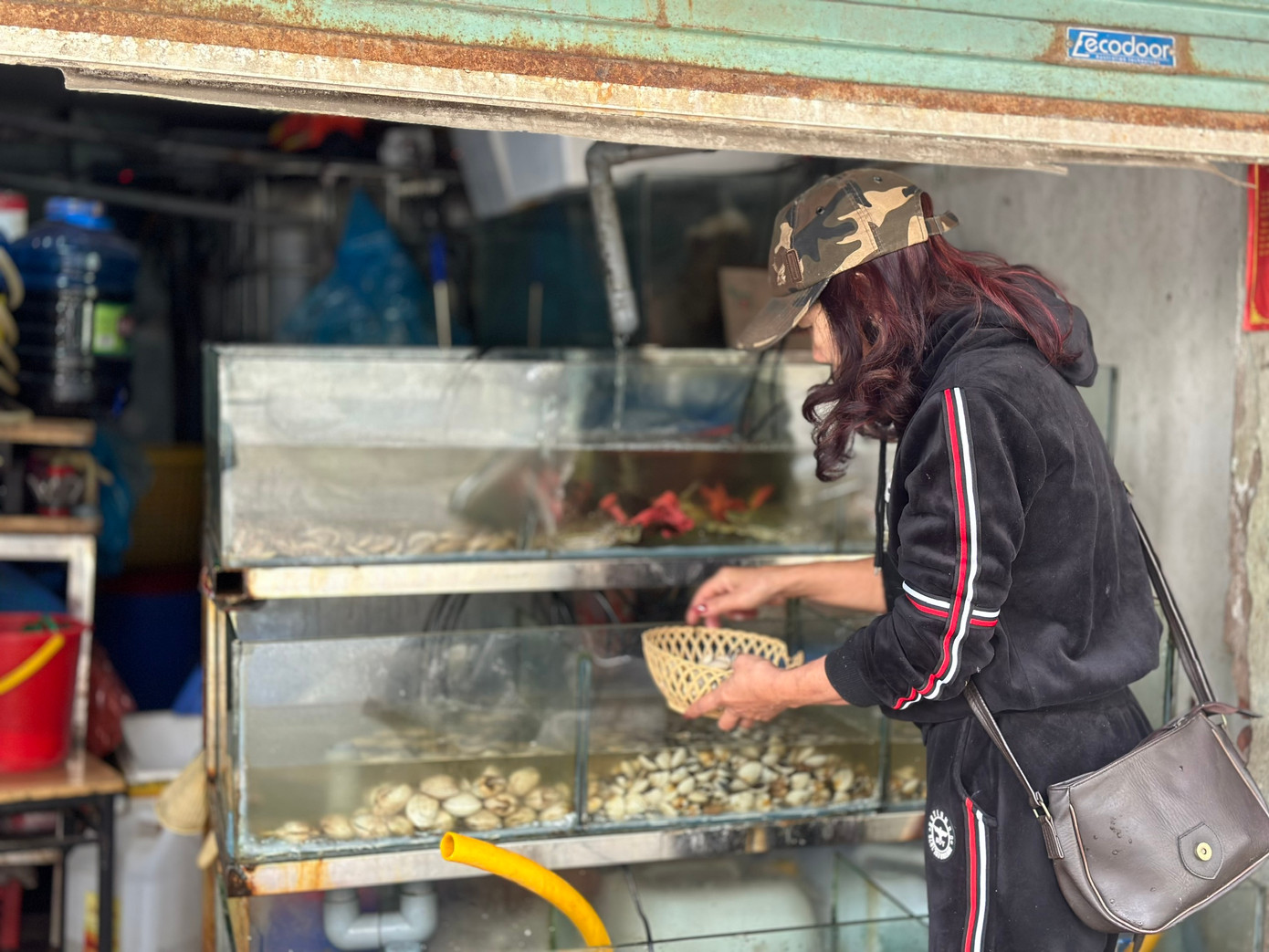 Hải sản cũng được quan tâm trong ngày mùng 2 Tết. Tuy nhiên, không có nhiều lựa chọn và giá các loại đều tăng so với ngày thường. Ngao hai cồi có giá 250.000 đồng/kg; cua, ghẹ có giá 800.000 đồng/kg, tăng 100.000 - 200.000 đồng/kg