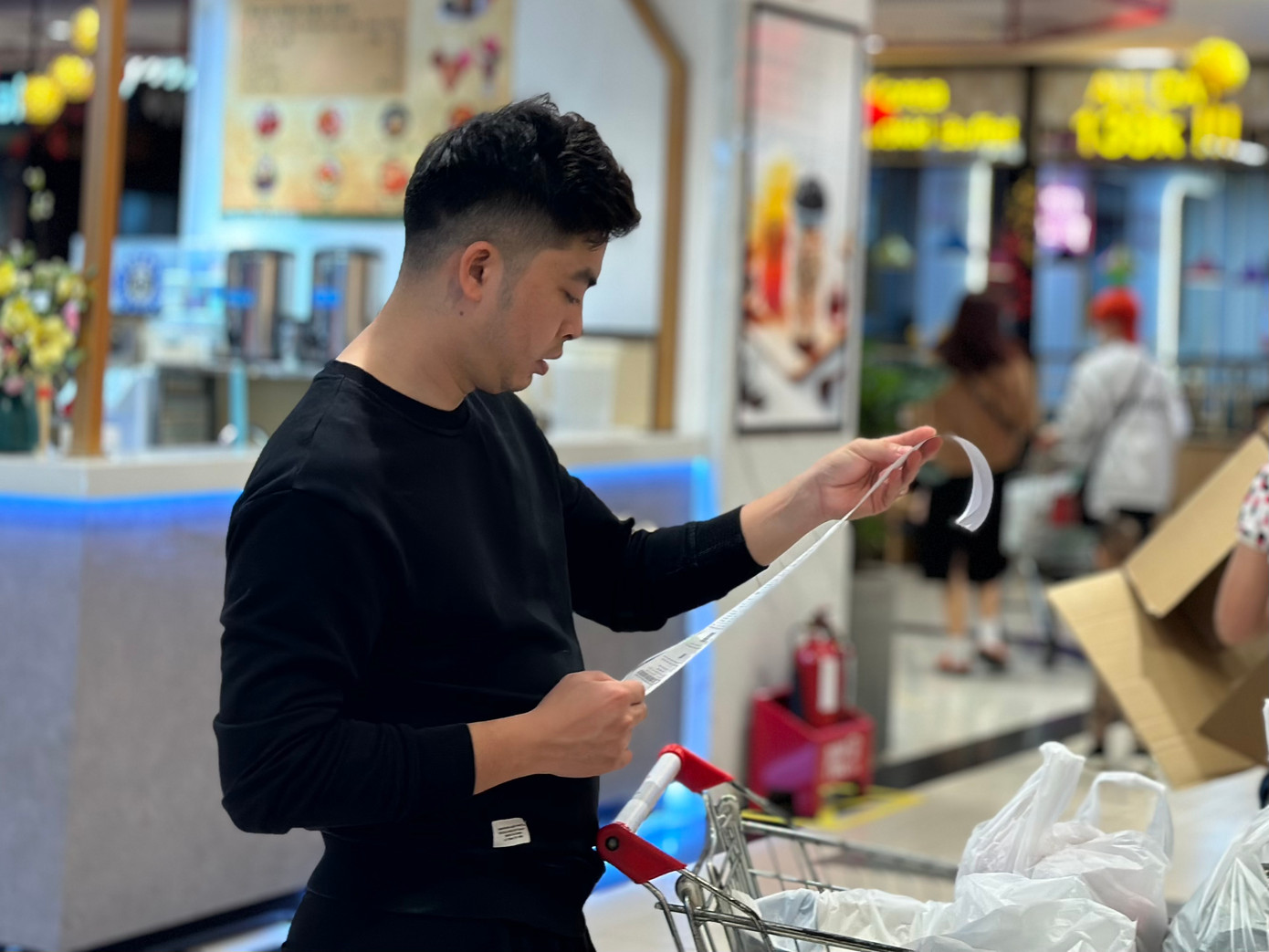 Khách hàng ra về với những túi hàng đầy ắp. Tranh thủ khuyến mại, nhiều người chọn mua các loại hàng khô, bánh kẹo, hoá mỹ phẩm có thời hạn sử dụng dài.