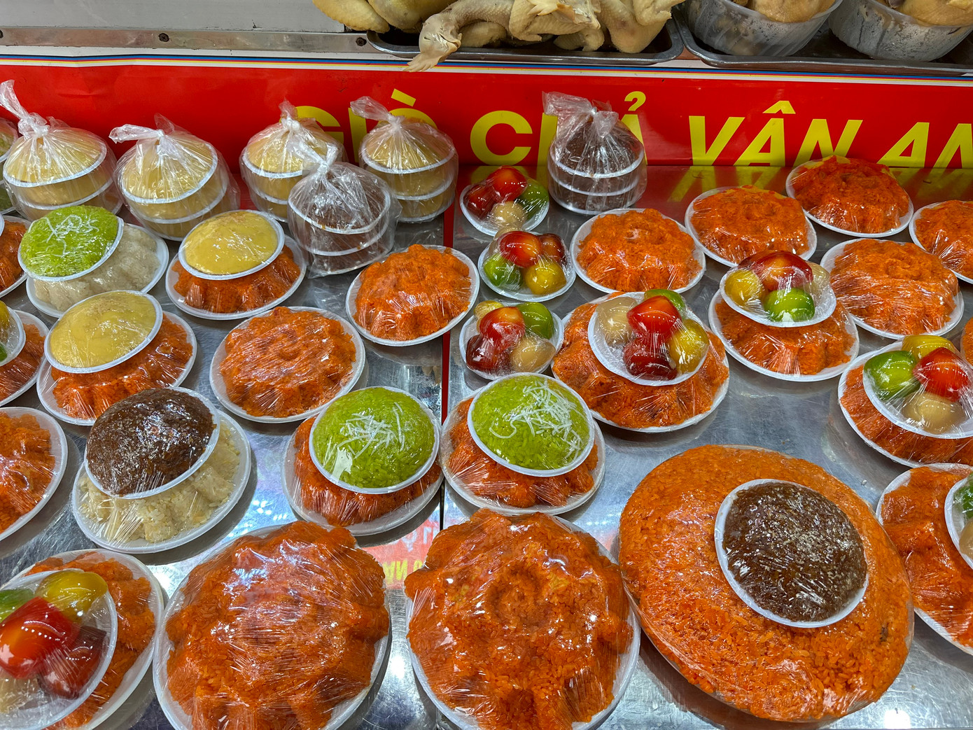 Đồ cúng được đóng gói cẩn thận, nhiều món được xếp sẵn vào túi theo đơn đặt hàng trước. Lựa chọn đặt cỗ cúng cho ngày Rằm, chị Thuỳ Linh, khách quen của một cửa hàng thực phẩm ở Kim Liên (Hà Nội) cho biết, 2 ngày trước, chị đã nhắn tin đặt 4 món gồm gà quay, nem, tôm chiên, nộm, xôi với giá 700.000 đồng. Cửa hàng xếp sẵn đơn, tranh thủ giờ nghỉ trưa, chị chỉ cần qua lấy, về nhà chuẩn bị mâm cúng rất nhanh. Đồ cúng được đóng gói cẩn thận, nhiều món được xếp sẵn vào túi theo đơn đặt hàng trước. Lựa chọn đặt cỗ cúng cho ngày Rằm, chị Thuỳ Linh, khách quen của một cửa hàng thực phẩm ở Kim Liên (Hà Nội) cho biết, 2 ngày trước, chị đã nhắn tin đặt 4 món gồm gà quay, nem, tôm chiên, nộm, xôi với giá 700.000 đồng. Cửa hàng xếp sẵn đơn, tranh thủ giờ nghỉ trưa, chị chỉ cần qua lấy, về nhà chuẩn bị mâm cúng rất nhanh.