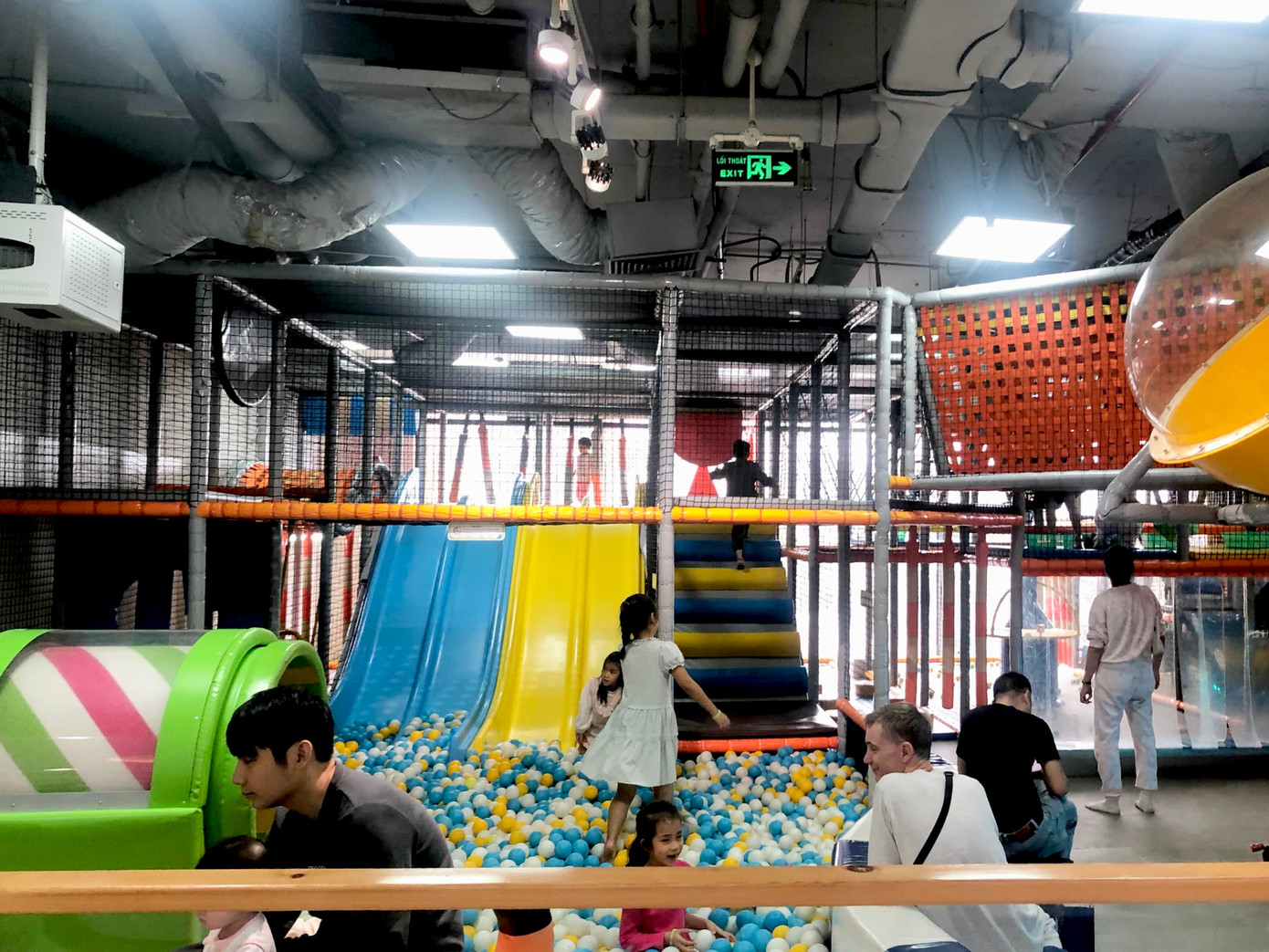 Khu vui chơi trẻ em không quá đông đúc, được nhiều gia đình có trẻ nhỏ lựa chọn làm địa điểm giải trí dịp nghỉ lễ. Giá vé vào cửa giữ nguyên so với ngày thường.