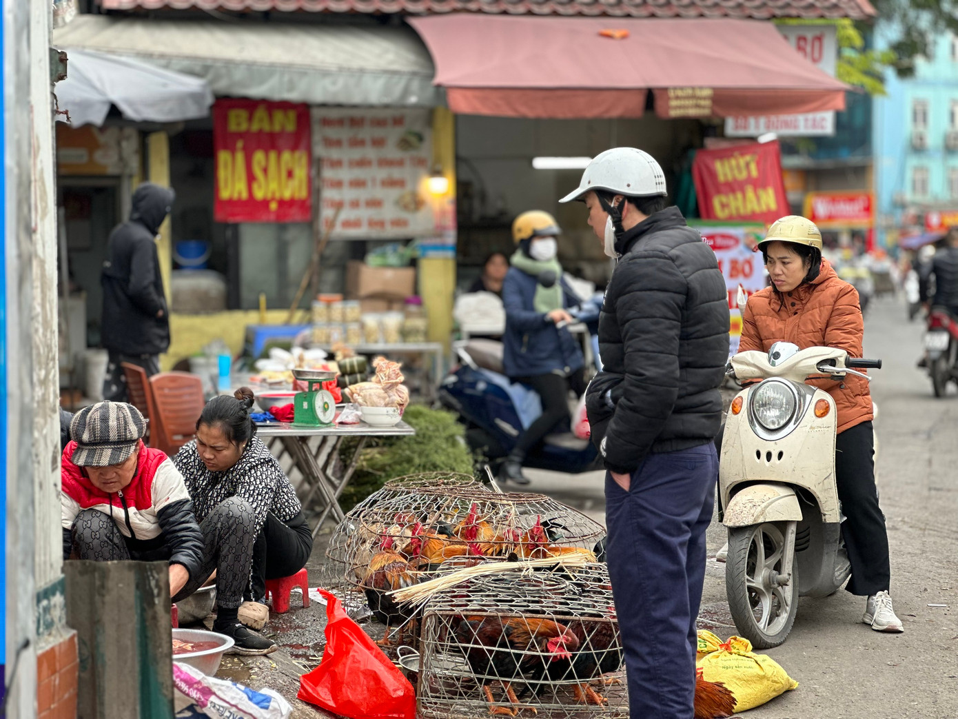 Gà cúng, hoa quả, rau xanh là một trong những mặt hàng bán chạy nhất sáng 30 Tết. Gà sống cúng giao thừa gần 2kg giá khoảng 350.000 đồng/con, tăng khoảng 50.000 - 80.000 đồng/con. Gà luộc sẵn từ 500.000 - 600.000 đồng/con.