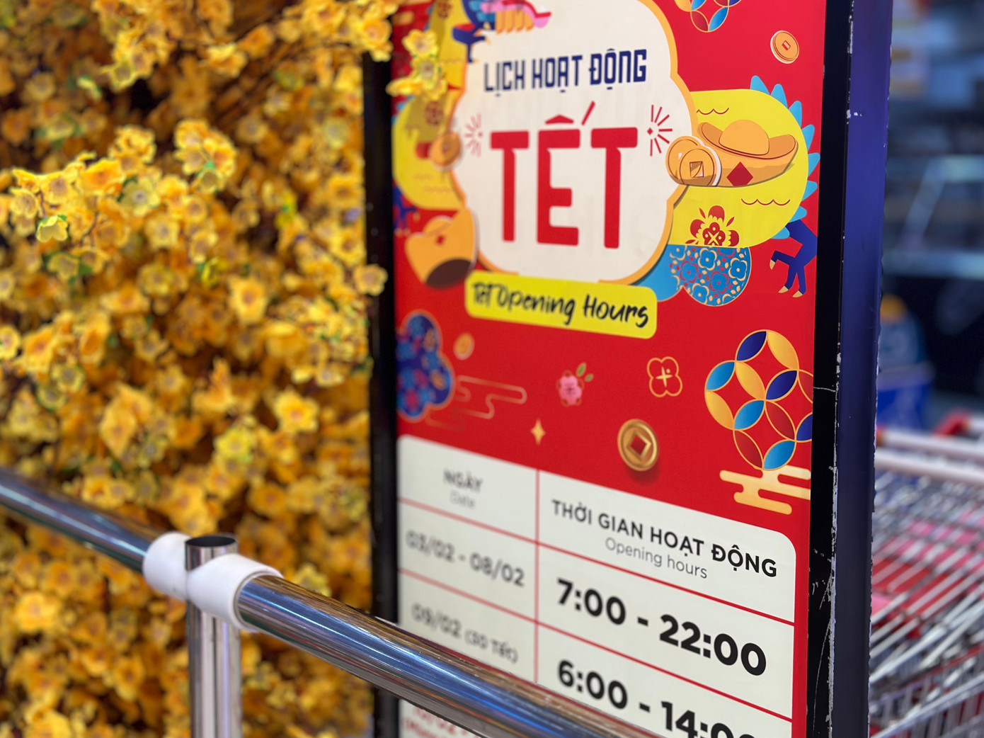 Một số siêu thị, chuỗi cửa hàng tiện lợi trên địa bàn thành phố Hà Nội thông báo tăng hoạt động trước Tết Nguyên đán 2024, sẽ mở cửa trở lại ngay mùng 2 Tết, có siêu thị mở cửa xuyên Tết.