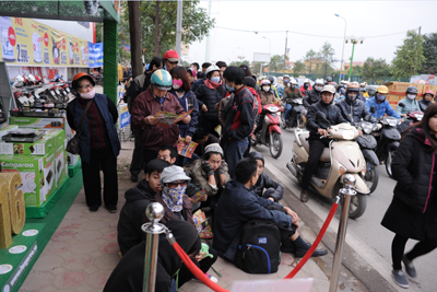 Chen lấn vì khuyến mãi khủng dịp khai trương siêu thị điện máy mới ảnh 3