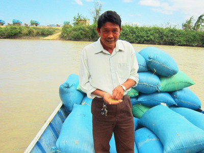 Vua lúa Lã Như Kỷ chở lúa về kho. Vua lúa Lã Như Kỷ chở lúa về kho