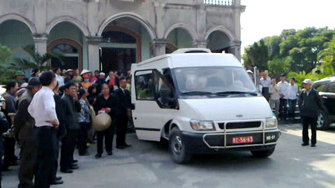 Đám tang ông Nguyễn Đức Hùng, bố Nguyễn Đức Nghĩa, diễn ra tại giáo xứ Lãm Hà (Q. Kiến An, Hải Phòng). Đến thời điểm hiện tại, Nghĩa cũng chưa biết bố đã mất