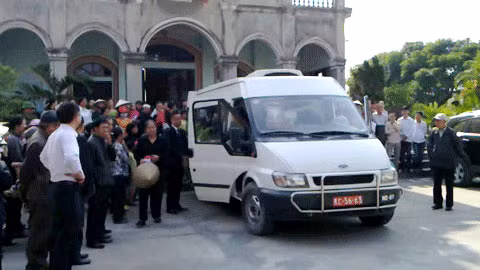 Đám tang ông Nguyễn Đức Hùng, bố Nguyễn Đức Nghĩa, diễn ra tại giáo xứ Lãm Hà (Q. Kiến An, Hải Phòng). Đến thời điểm hiện tại, Nghĩa cũng chưa biết bố đã mất