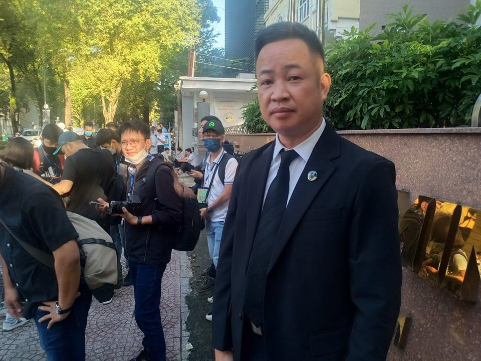 Luật sư Nguyễn Anh Thơm chờ vào Tòa sáng nay. Luật sư Nguyễn Anh Thơm chờ vào Tòa sáng nay.