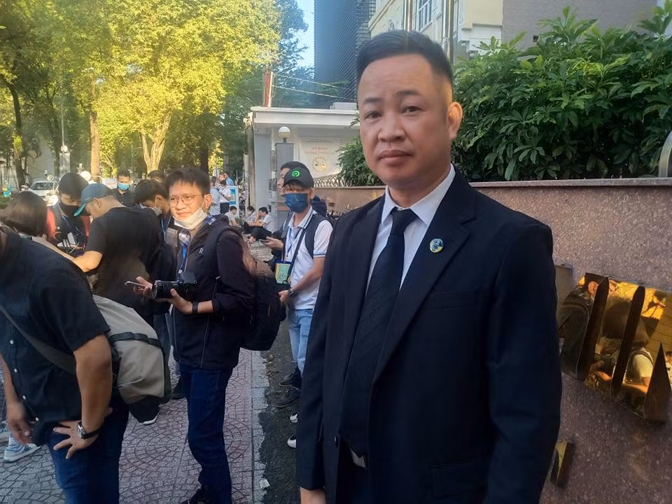 Luật sư Nguyễn Anh Thơm chờ vào Tòa sáng nay.
