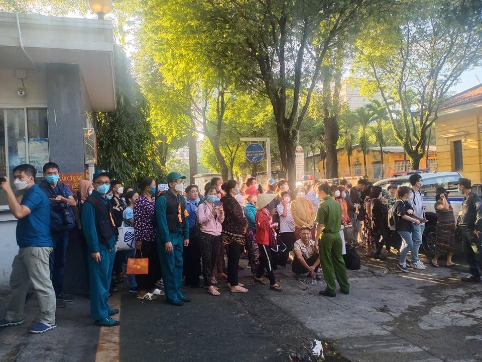 Rất đông người đang chờ vào Tòa theo dõi phiên xử. Rất đông người đang chờ vào Tòa theo dõi phiên xử.