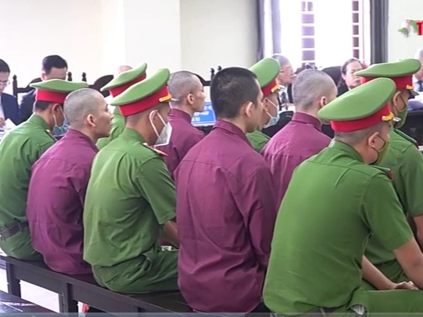 4 bị cáo (mặt áo nâu) tại phiên tòa phúc thẩm hôm nay. 4 bị cáo (mặt áo nâu) tại phiên tòa phúc thẩm hôm nay.