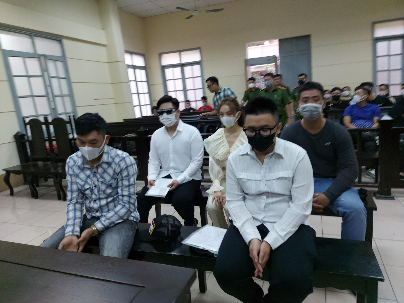 5 bị cáo (ngồi phía trên) tại tòa chiều nay 22/11.