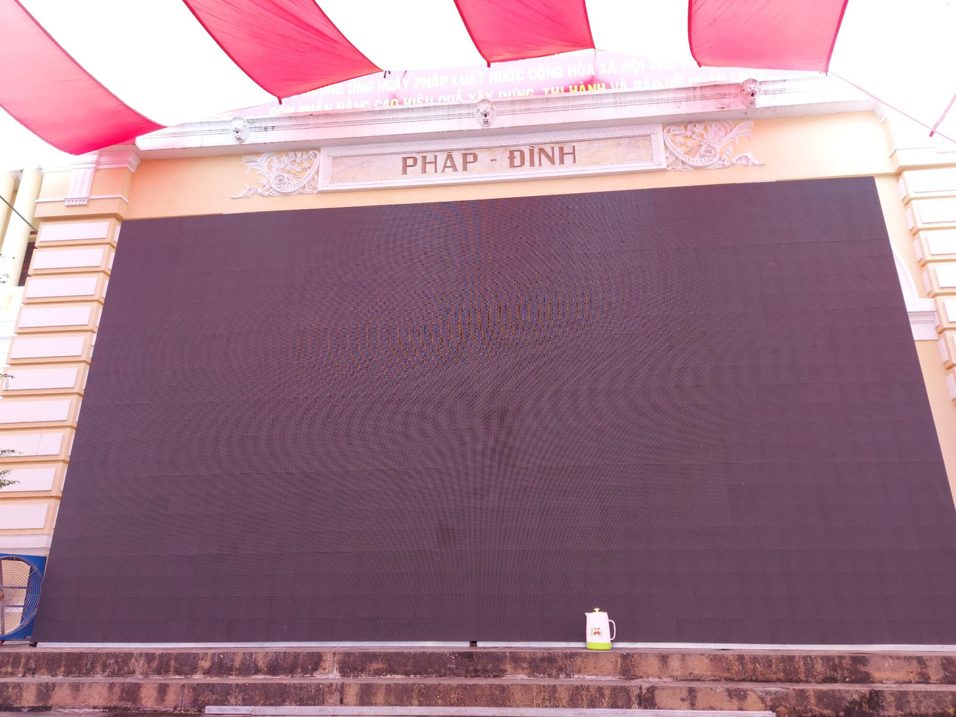 Màn hình LED được lắp đặt ở sân toà để người dân theo dõi phiên xử. Màn hình LED được lắp đặt ở sân toà để người dân theo dõi phiên xử.