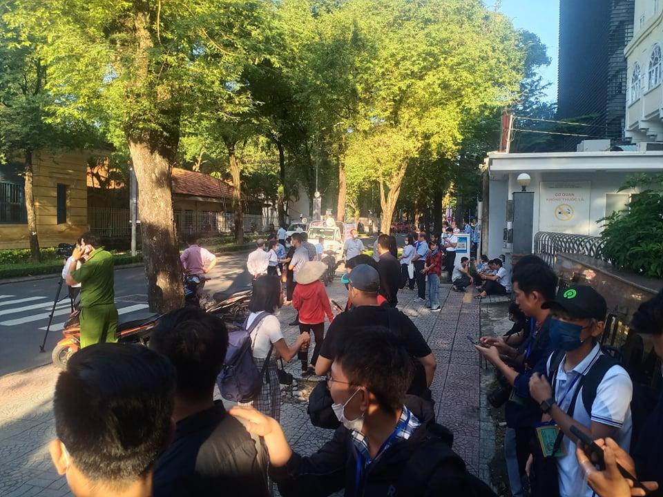 Nhiều người đứng chờ theoi dõi phiên tòa. Nhiều người đứng chờ theoi dõi phiên tòa.