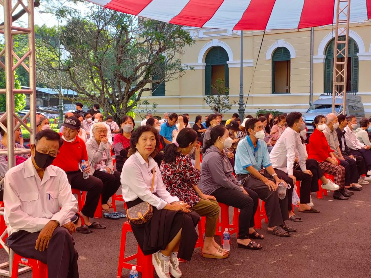 Người dân theo dõi phiên tòa qua màn hình truyền từ phòng xử. Người dân theo dõi phiên tòa qua màn hình truyền từ phòng xử.