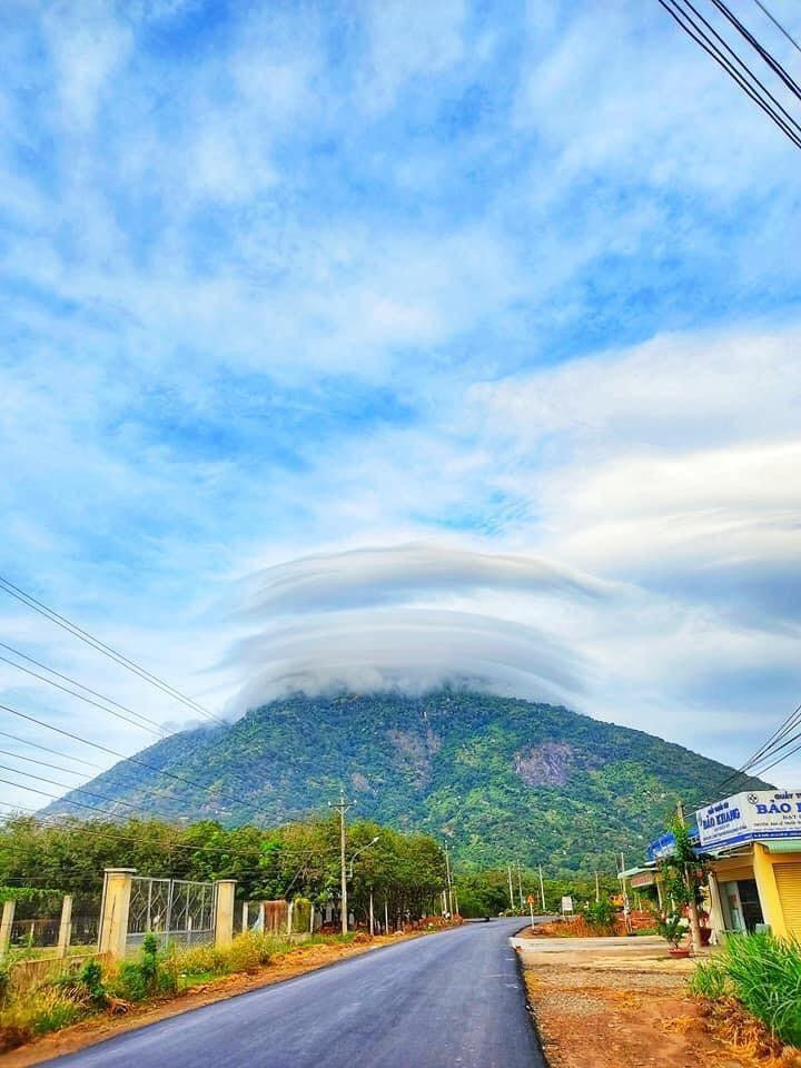 'Nón mây' trên đỉnh núi Bà Đen năm 2020.