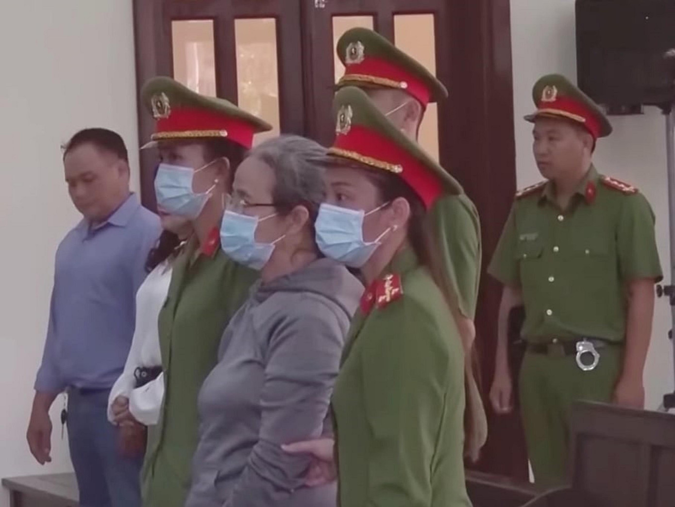 Sáng 3/11, bị cáo Cao Thị Cúc có tham gia phiên tòa, tuy nhiên đến gần 10h sáng, chủ tọa cho bà Cúc rời phòng xử án vì sức khỏe không đảm bảo. Sáng 3/11, bị cáo Cao Thị Cúc có tham gia phiên tòa, tuy nhiên đến gần 10h sáng, chủ tọa cho bà Cúc rời phòng xử án vì sức khỏe không đảm bảo.