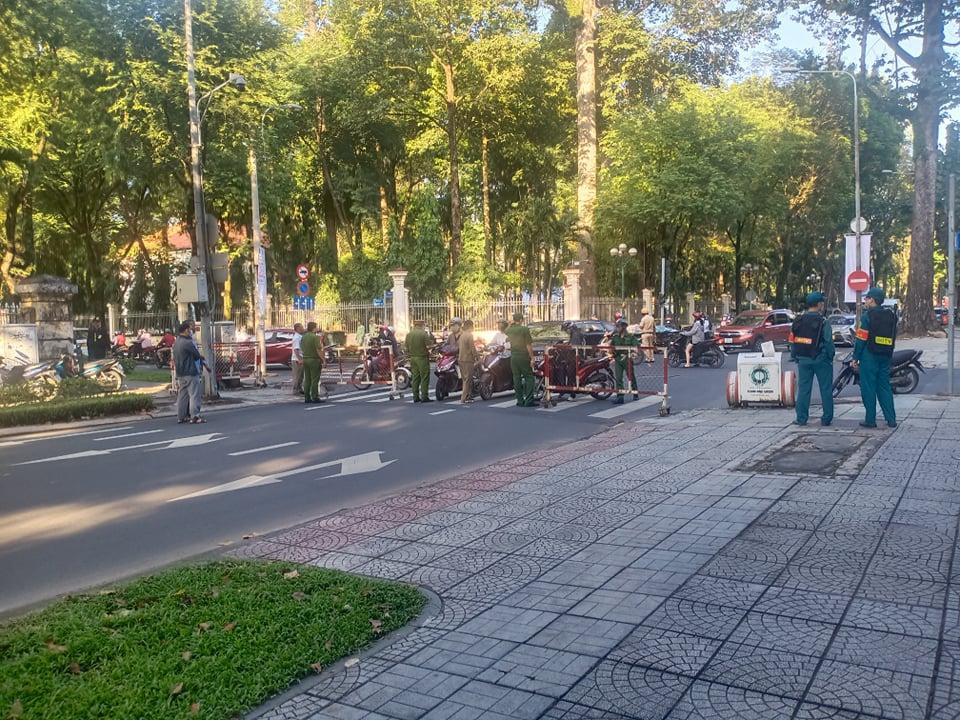 Lực lượng chức năng chốt chặng ngã tư đoạn ngang cổng Tòa án. Lực lượng chức năng chốt chặng ngã tư đoạn ngang cổng Tòa án.