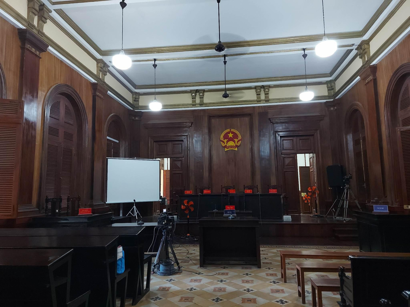 Phòng xử án. Phòng xử án.