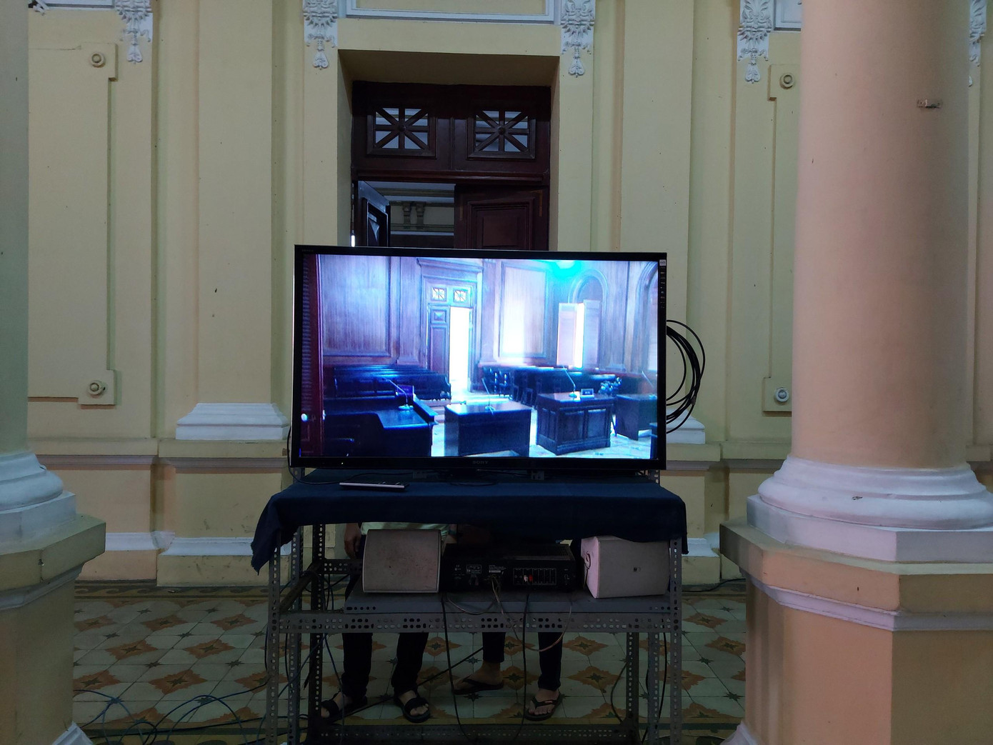 Màn hình được lắp đặt bên trong tòa án. Màn hình được lắp đặt bên trong tòa án.