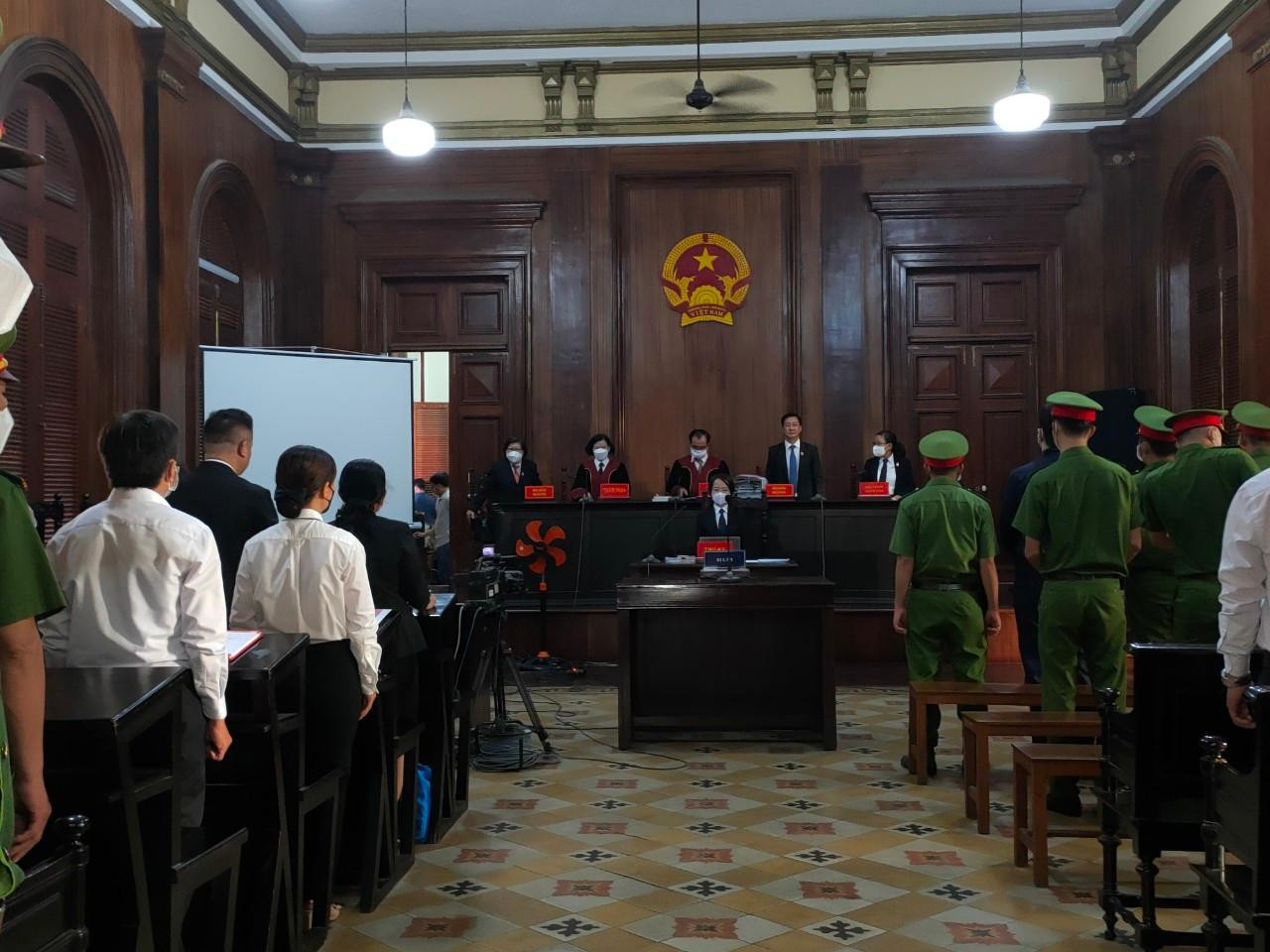 HĐXX công bố quyết định đưa vụ án ra xét xử. HĐXX công bố quyết định đưa vụ án ra xét xử.