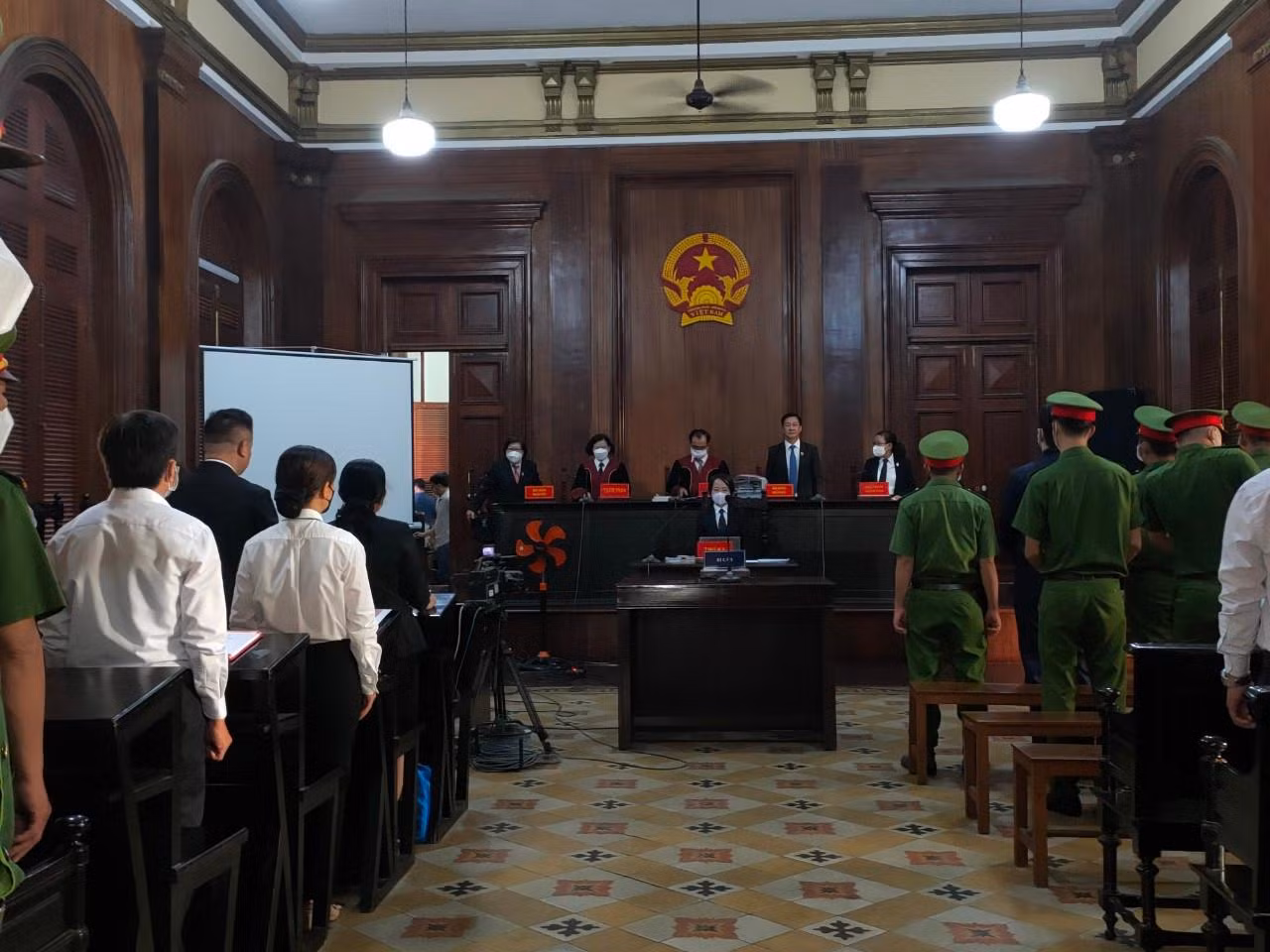 HĐXX công bố quyết định đưa vụ án ra xét xử. HĐXX công bố quyết định đưa vụ án ra xét xử.