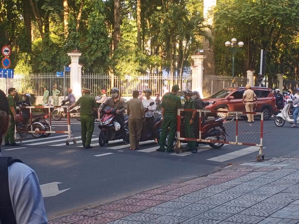 Chốt chặng đường vào khu vực Tòa án.