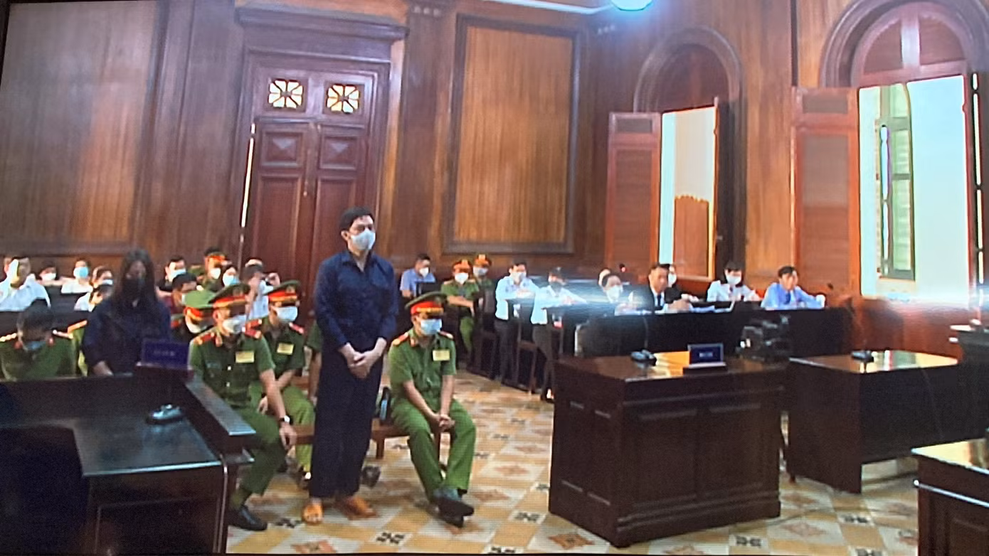 Phiên tòa chiều nay 25/11. Ảnh chụp qua màn hình.
