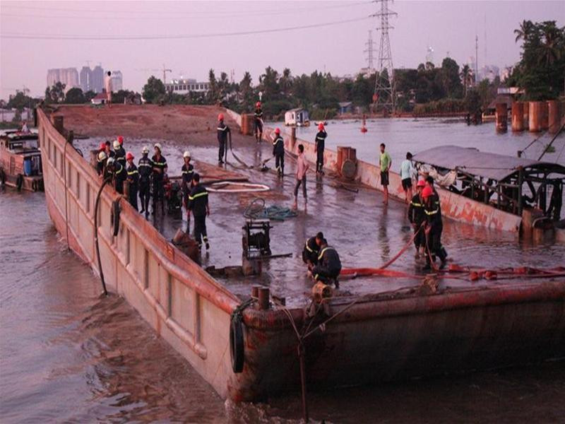 Xà lan đã được giải cứu khỏi mắc kẹt dưới gầm cầu. Ảnh : PV