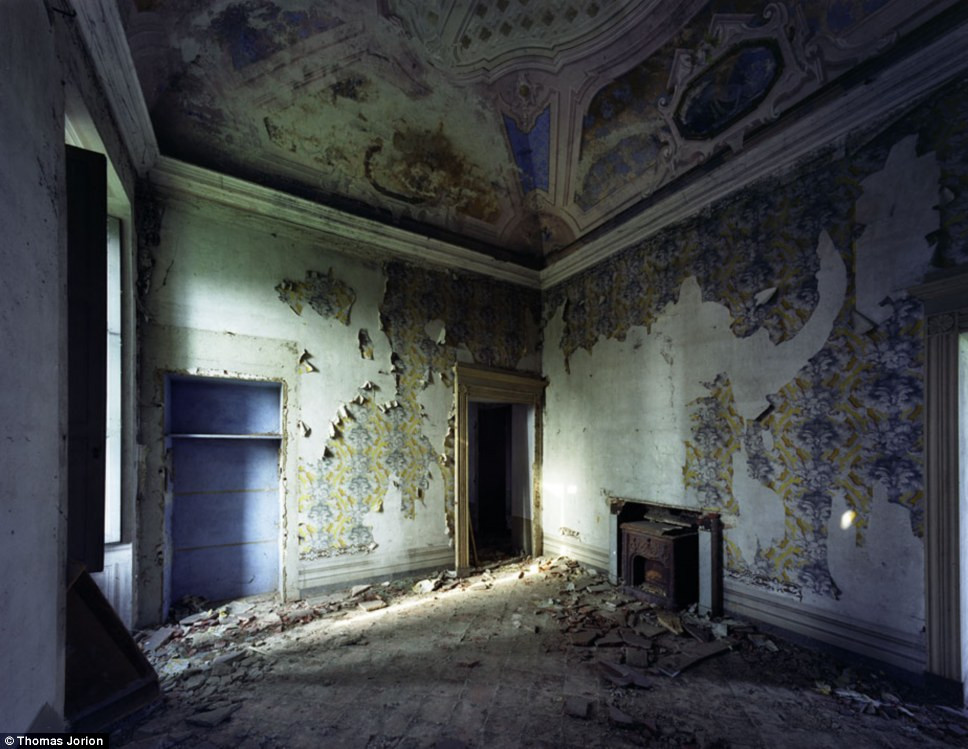 Các bức tường của ngôi biệt thự đã bị bong sơn