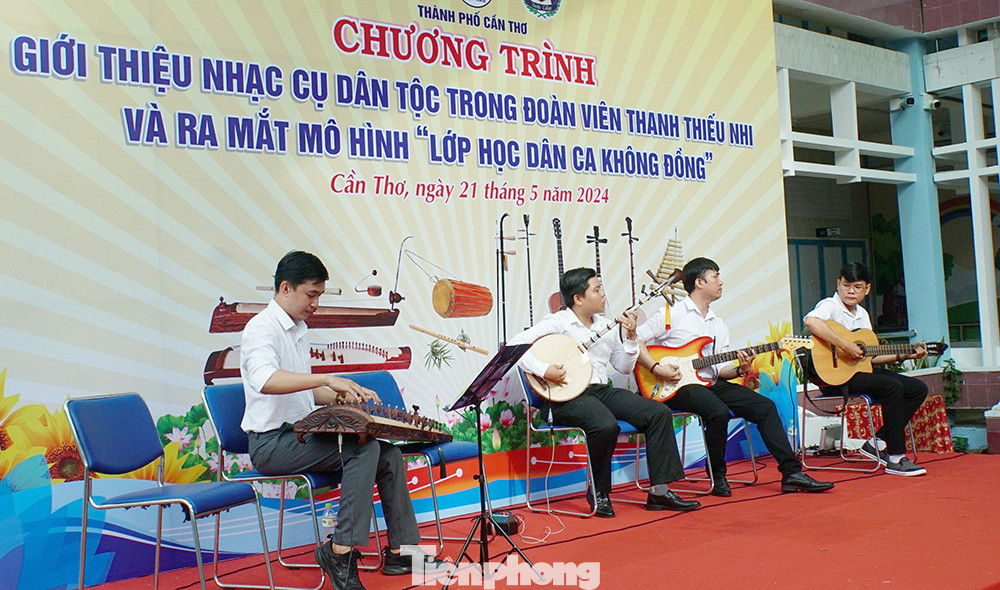 Giáo viên, học sinh tham gia chơi các loại nhạc cụ truyền thống kết hợp hiện đại tại chương trình. Ảnh: Hòa Hội