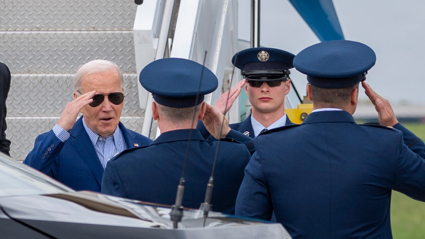 Tổng thống Mỹ Joe Biden chào Đại tá Frank Shoaf - Chỉ huy Nhóm hỗ trợ nhiệm vụ của Phi đội tiếp nhiên liệu trên không số 171 (bên trái), và Thiếu tá Chris Bowser - Sĩ quan triển khai cơ sở (bên phải), tại Phi đội tiếp nhiên liệu trên không số 171, ngày 17/4/2024. Ảnh: Lực lượng Vệ binh Quốc gia Không quân Mỹ.