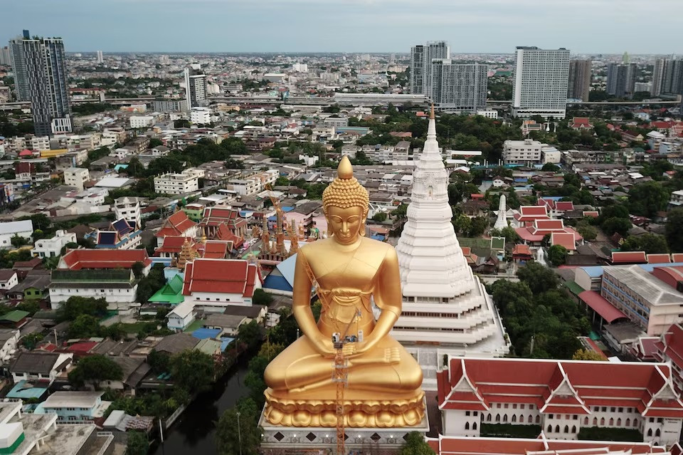 Tượng Phật khổng lồ trong chùa Wat Paknam Phasi Charoen ở thủ đô Bangkok của Thái Lan. Ảnh: Reuters.