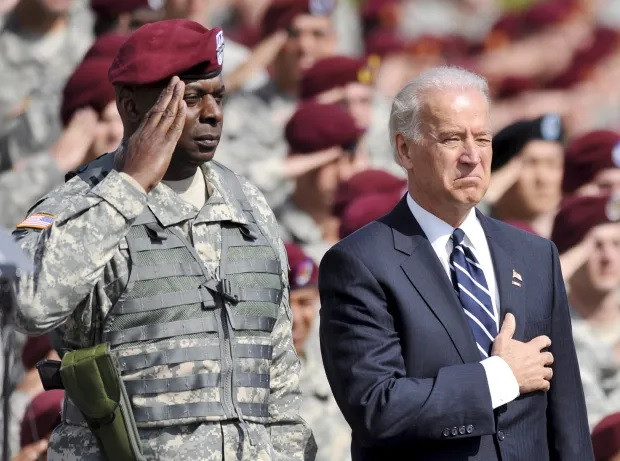 Tổng thống Mỹ Joe Biden và Bộ trưởng Quốc phòng Mỹ Lloyd Austin. Ảnh: The Sun.