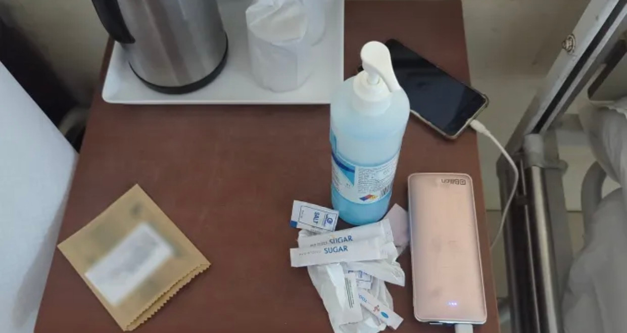 Đồ đạc của Maung Maung trong khi anh chờ hồi phục trong bệnh viện. Ảnh: CNN. Đồ đạc của Maung Maung trong khi anh chờ hồi phục trong bệnh viện. Ảnh: CNN.