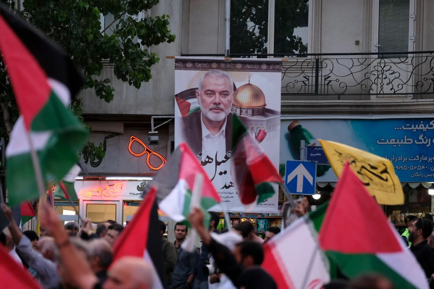 Những người biểu tình vẫy cờ Palestine dưới chân dung của lãnh đạo Hamas Ismail Haniyeh tại Tehran, Iran ngày 31/7/2024. Ảnh: Getty Images. Những người biểu tình vẫy cờ Palestine dưới chân dung của lãnh đạo Hamas Ismail Haniyeh tại Tehran, Iran ngày 31/7/2024. Ảnh: Getty Images.