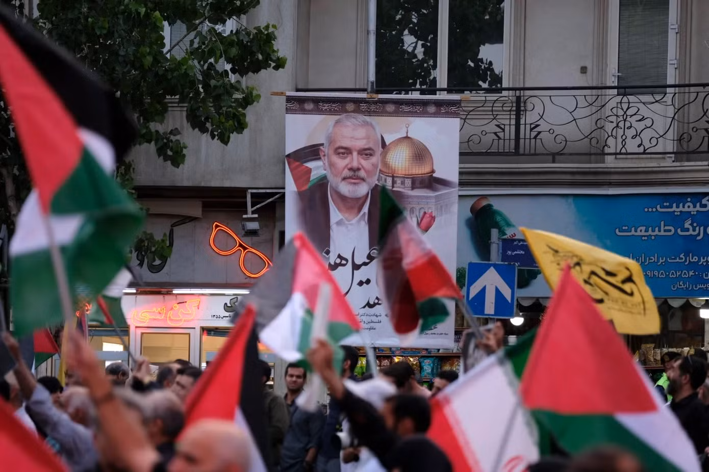 Những người biểu tình vẫy cờ Palestine dưới chân dung của lãnh đạo Hamas Ismail Haniyeh tại Tehran, Iran ngày 31/7/2024. Ảnh: Getty Images. Những người biểu tình vẫy cờ Palestine dưới chân dung của lãnh đạo Hamas Ismail Haniyeh tại Tehran, Iran ngày 31/7/2024. Ảnh: Getty Images.