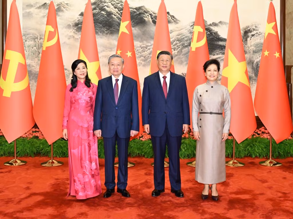 Tổng Bí thư, Chủ tịch nước Tô Lâm cùng Phu nhân Ngô Phương Ly chụp ảnh chung với Tổng Bí thư, Chủ tịch nước Trung Quốc Tập Cận Bình cùng Phu nhân Bành Lệ Viên, ngày 19/8/2024 ở Bắc Kinh. Ảnh: Xinhua.