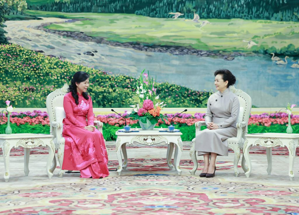 Bà Ngô Phương Ly - Phu nhân Tổng Bí thư, Chủ tịch nước Tô Lâm, dự tiệc trà do bà Bành Lệ Viên - Phu nhân Tổng Bí thư, Chủ tịch nước Trung Quốc Tập Cận Bình chủ trì, ngày 19/8/2024 tại Bắc Kinh. Ảnh: Xinhua.