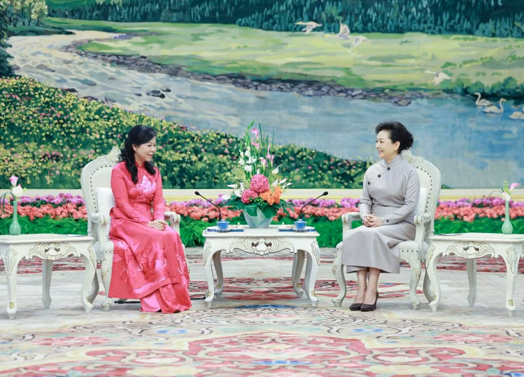 Bà Ngô Phương Ly - Phu nhân Tổng Bí thư, Chủ tịch nước Tô Lâm, dự tiệc trà do bà Bành Lệ Viên - Phu nhân Tổng Bí thư, Chủ tịch nước Trung Quốc Tập Cận Bình chủ trì, ngày 19/8/2024 tại Bắc Kinh. Ảnh: Xinhua.
