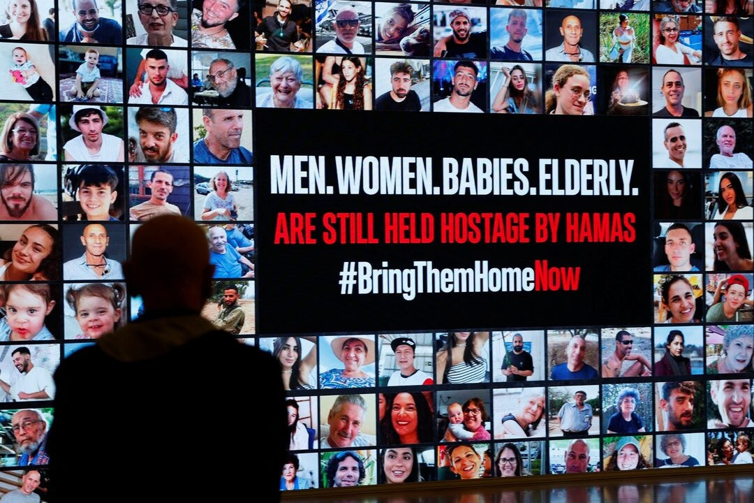 Một người đứng trước những bức ảnh chụp các con tin được trưng ra trong một cuộc biểu tình yêu cầu giải phóng các con tin đang bị giam giữ tại Dải Gaza. Ảnh: Reuters. Một người đứng trước những bức ảnh chụp các con tin được trưng ra trong một cuộc biểu tình yêu cầu giải phóng các con tin đang bị giam giữ tại Dải Gaza. Ảnh: Reuters.